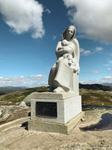 Madonnastatuen står majestetisk på fjellet og er en populær tur